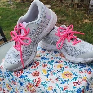 Asics GT 1000 Kids 6.5 Or Women Size 8 Light Gray  Sneakers with Neon Pink Laces